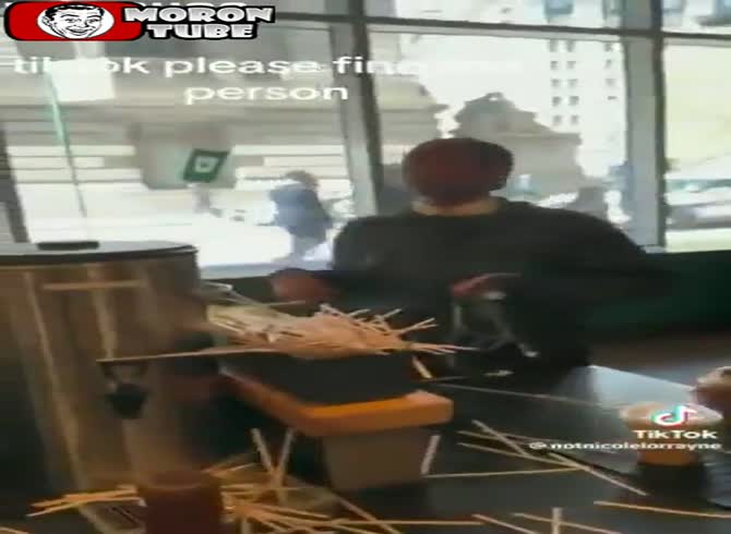 Video :Three thugs randomly attack Starbucks waitresses
